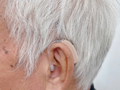 Tôi có ông bạn đeo máy trợ thính 2