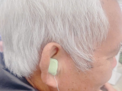 Tôi có ông bạn đeo máy trợ thính 3