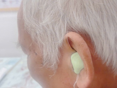 Tôi có ông bạn đeo máy trợ thính 4