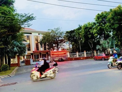 Hẻm xe hơi   sát mặt tiền   sẵn dòng t.iền   84m nở hậu   3 tầng   5pn chỉ 7.x 4