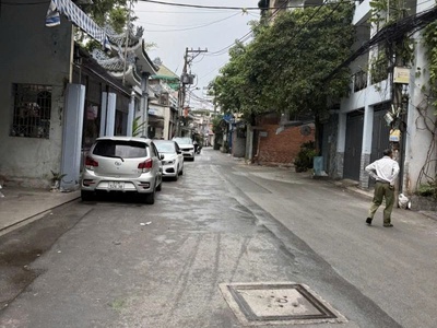 Bán nhà hxh 8m lạc long quân, gần đông hồ, dt 4x13m, 4 tầng, 4pn, chào 9 tỷ. 0