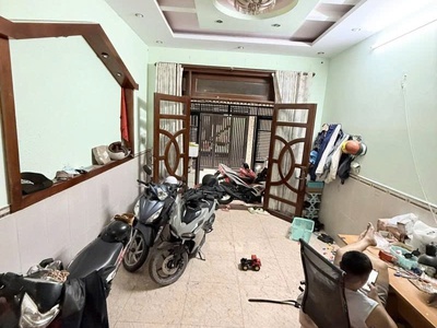 Bán nhà hxh 8m lạc long quân, gần đông hồ, dt 4x13m, 4 tầng, 4pn, chào 9 tỷ. 2