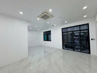 Cho thuê sàn tầng 1 90m2 giá 12tr tại vinhomes Marina 0