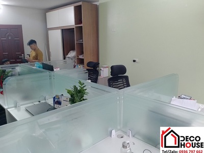 Ưu điểm vượt trội của vách kính bàn làm việc mà gỗ   nhựa không có 0