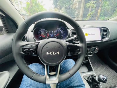 Tôi cần bán chiếc xe KIA SOLUTO 1.4MT Deluxe 2024 màu trắng.xe tên tư nhân chính chủ tôi sử dụng 5