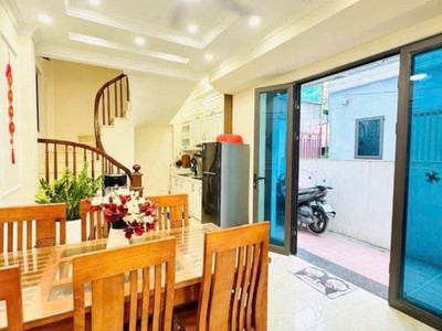 Bán nhà ngọc thụy. 36m. nhà 5 tầng, nhiều tiện ích xung quanh. 5m ngõ ra ô tô. chủ chào 7.7 tỷ có tl 0