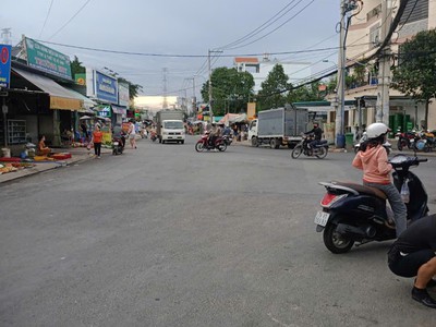 Nhà lô góc 2 mặt tiền chợ - phù hợp cho khách vừa ở vừa kinh doanh mua bán, dt11 x 20 190m2 1