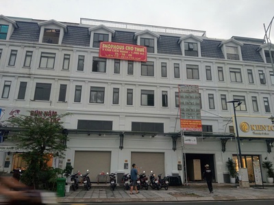 Giá tốt: cho thuê 3 căn shophouse liền thông nhau 300m2  dtsd 1.500m2  -đối diện global city, 0