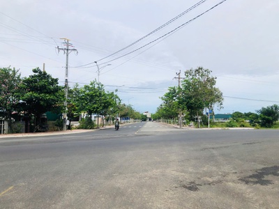 Bán 140m đất lô góc hùng vương, tân tiến,lagi giá rẻ nhất 3.9 triệu/m2 sát biển 1