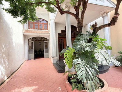 Bán đất tặng luôn căn biệt thự kiểu pháp gần sân bay cạnh mặt tiền và công viên hoàng văn thụ, 0