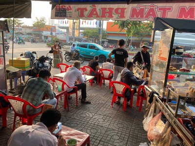 Cần sang quán cơm tấm do không có người trông coi , quán vẫn đang hoạt động 0