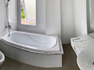 Chính chủ cho thuê ccmn 2 phòng ngủ vip full đồ,thang máy,trung tâm yên hòa. 2