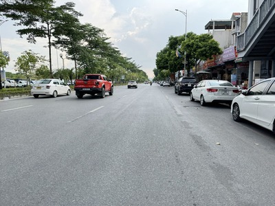 Bán đất mặt phố kinh doanh giá chỉ ngang đất TĐC - 68,7m2 Phố Ngô Gia Tự, sau có đường 3m 0