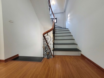 Chính chủ bán nhà 4 tầng, sổ đỏ, gần đường Oto tải tránh. 0