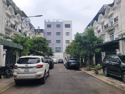 Bán biệt thự lô góc - gầntô ngọc vân -quận 12-ngang 7m 0