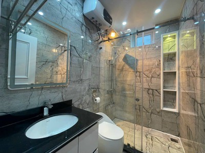 Cho thuê nhà mặt ngõ Văn Cao, DT: 60m2, 4 phòng ngủ. 5