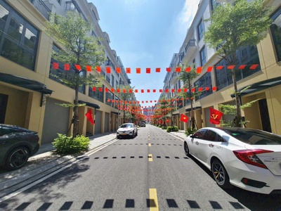 Bán nhà 5 tầng ngay bãi đỗ xe khu đô thị Central Riverside, đối diện Vinhomes chỉ 5,x tỷ 0