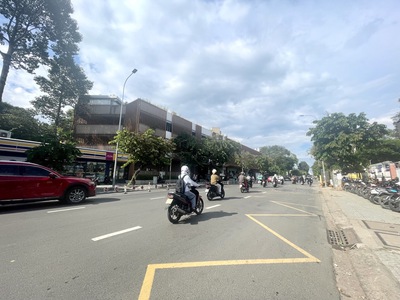 Bán nhà mt- nguyễn thái sơn,p3-  gò vấp. dt: 895m2, 2 tầng,dòng tiền 110tr/th chỉ 155 tỷ 2