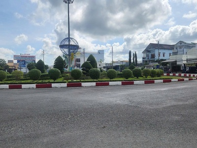 bá.n nền đẹp mặt tiền quốc lộ 1a vị trí đắc địa ngay vòng xoay hộ phòng 0