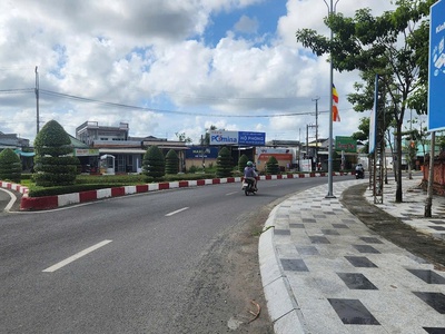 bá.n nền đẹp mặt tiền quốc lộ 1a vị trí đắc địa ngay vòng xoay hộ phòng 1