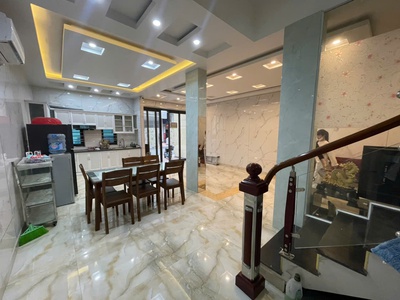 Cho thuê nhà mặt phố Văn Cao, 4 ngủ khép kín, DT: 70m2. 0