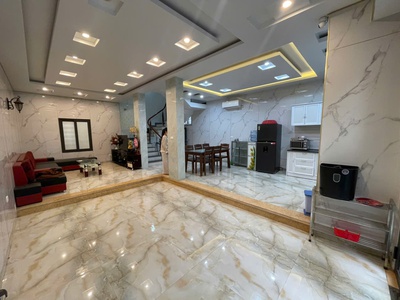 Cho thuê nhà mặt phố Văn Cao, 4 ngủ khép kín, DT: 70m2. 2