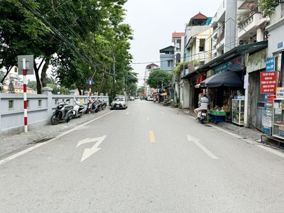 Cần bán 55,5m2 xây 60m nhà 8 tầng thang máy, mặt phố Hoa Lâm, đối diện trường tiểu học Việt Hưng 1