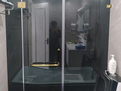 Kính cường lực màu xám khói   xu hướng sang trọng trong thiết kế nhà ở 0