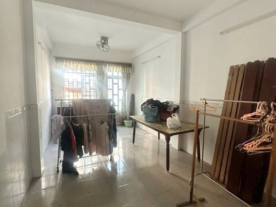 Nhà cách mặt tiền 3 căn 2 lầu st lộ giới ít dương bá trạc p1q8 2