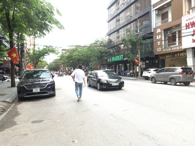 Cho thuê mặt bằng đẹp MT: 9m DT: 180m2 nhà nhiều tầng phố Văn Cao vỉa hè rộng. 0