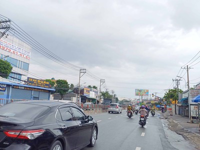 Nhà đẹp 3 tầng 64m  ngang 8m   3pn sát kdc hồng long, ql13 chỉ giá 5.4 tỷ 0