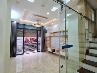 Bán nhà lạc long quân, 40m, 6 tầng, phân lô xây chắc chắn 9 ngủ, đường trước nhà 6m 0