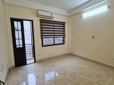 Bán nhà lạc long quân, 40m, 6 tầng, phân lô xây chắc chắn 9 ngủ, đường trước nhà 6m 2