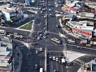 60m  giá 4.55 tỷ   75.8tr/m     nhà 3 tầng trục chính kdc phú hồng đạt, thuận an 2