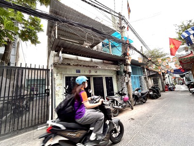 -- bán nhà căp 4- đ. đoàn văn bơ- mua 1 được 2 ngang nở hậu lớn- đi tôn đản, xóm chiếu, nguyễn tất 3