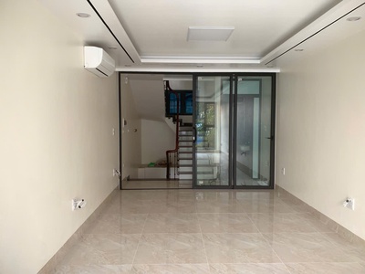 Cho thuê nhà 5 tầng mới xây, mặt phố, quận Long Biên 2