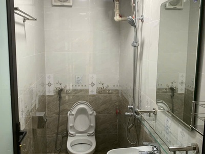 Cho thuê nhà 5 tầng mới xây, mặt phố, quận Long Biên 7