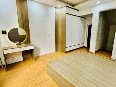 3 bước ra hồ 1 bồ đề xịn, long biên nhà mới 37m, 5 tầng chỉ nhỉnh 8 tỷ 100m ra nguyễn văn cừ, 2