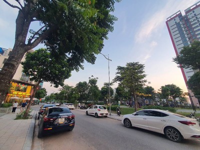 Đất tdc ngọc thuỵ 42m x 4m2 hình siêu đẹp. 2 mặt đều oto. 1