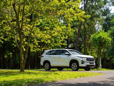 Bán xe TOYOTA INNOVA CROSS HYBRID xe sản xuất năm 2025, màu trắng ngọc trai, mới chạy lướt hơn 1000 0