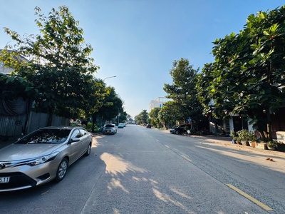 Nhà mặt tiền vincom dĩ an   đường 20m-75m  giá 7 tỷ   93.3tr/m 2