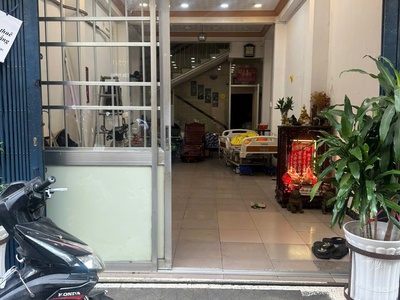 Cần cho thuê gấp mặt bằng tại vị trí đắc địa ngay trung tâm quận 1, thích hợp kinh doanh 2