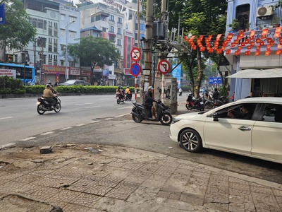 Bán đất tặng nhà, dt 86m2, mt 4,5m, giá 16.9 tỷ, liên hệ: 0965091176. 3