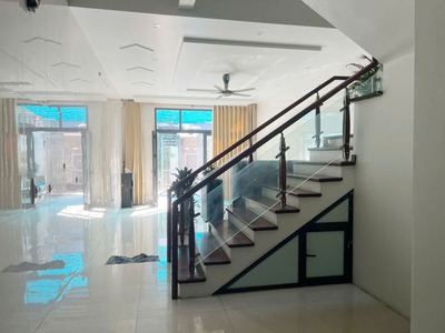 Cần tiền giá nào cũng bán - Nhà 125m2, 3 Tầng, ô tô vào nhà, chỉ 500m ra Vinhomes 7