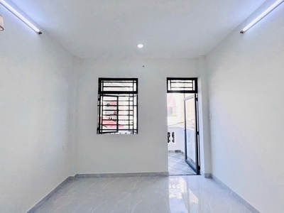 Nhà mới 1 lầu giá bèo vị trí đẹp ngay siêu thị metro q12 5