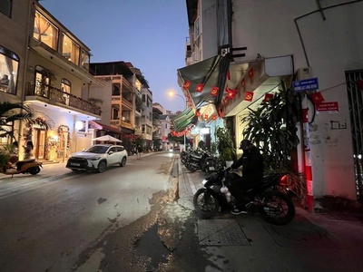 Bán nhà lạc long quân 60m, 5 tầng, oto đỗ cửa 2 thoáng trước sau, 5 ngủ ở luôn 1