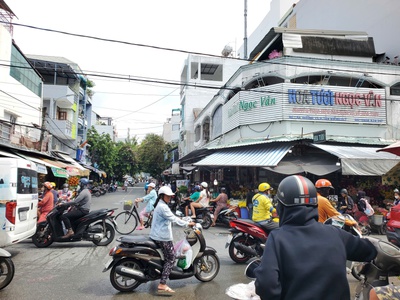 Góc 2 mặt tiền 7,9x17m đường 15 Phường Tân kiểng Q7. cổng chính chợ Tân Quy 2