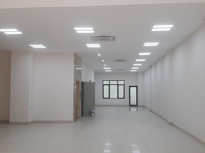 Cho thuê nhà MT: 7m DT: 100m2 đường Mê Linh, vỉa hè rộng nhà thông sàn. 0