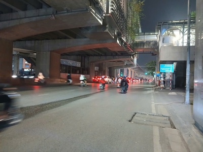 Cc cần bán căn 7 tầng nằm ngay trung tâm hà nội . 7 tầng thang máy. lô góc. ngõ thông. ô tô tránh 0