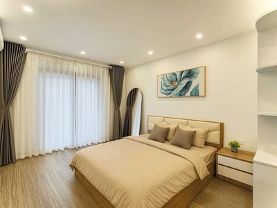 Hiếm. 13 tỷ phố hồng tiến 57m2 6t thang máy, vài bước ra mặt phố, full nội thất 4